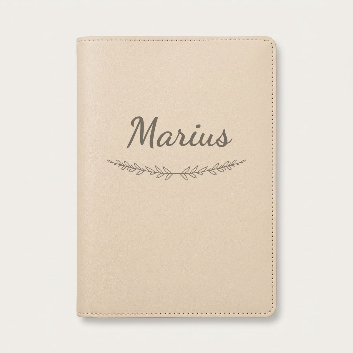 Protège carnet de santé personnalisé Marius — Crème vanille — prénom « Marius » gravé, ornement Brindilles