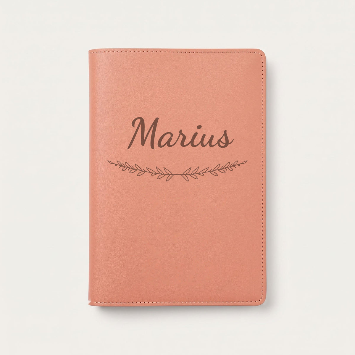 Protège carnet de santé personnalisé Marius — Terracotta — prénom « Marius » gravé, ornement Brindilles