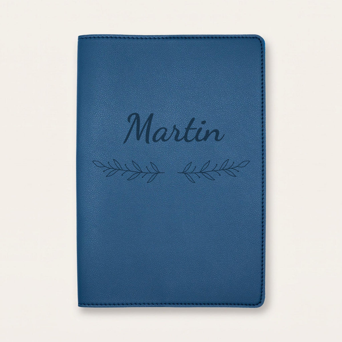 Protège carnet de santé personnalisé Martin — Bleu nuit — prénom « Martin » gravé, ornement Rameaux