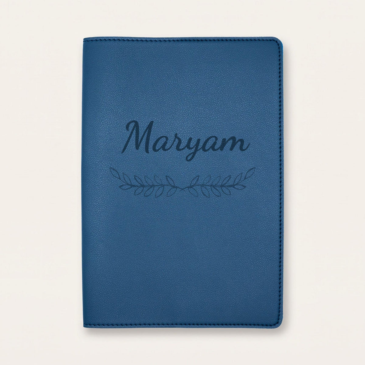 Protège carnet de santé personnalisé Maryam — Bleu nuit — prénom « Maryam » gravé, ornement Feuillage