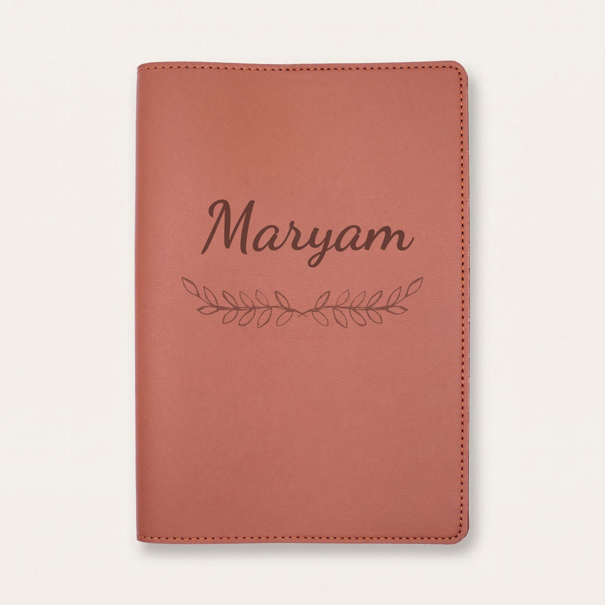 Protège carnet de santé personnalisé Maryam — Chocolat — prénom « Maryam » gravé, ornement Feuillage