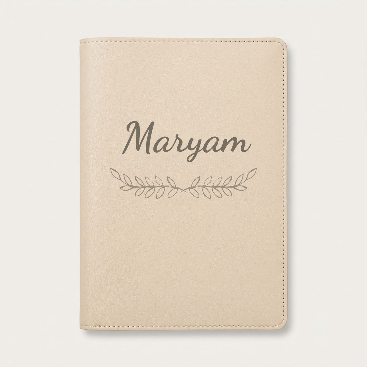 Protège carnet de santé personnalisé Maryam — Crème vanille — prénom « Maryam » gravé, ornement Feuillage
