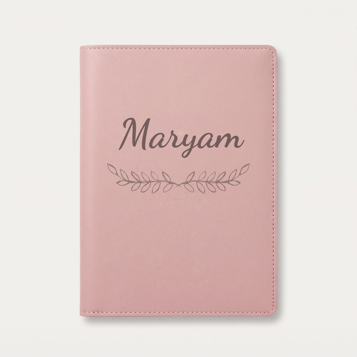 Protège carnet de santé personnalisé Maryam — Rose dragée — prénom « Maryam » gravé, ornement Feuillage