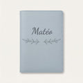 Protège carnet de santé personnalisé Matéo — Bleu nuage — prénom « Matéo » gravé, ornement Rameaux