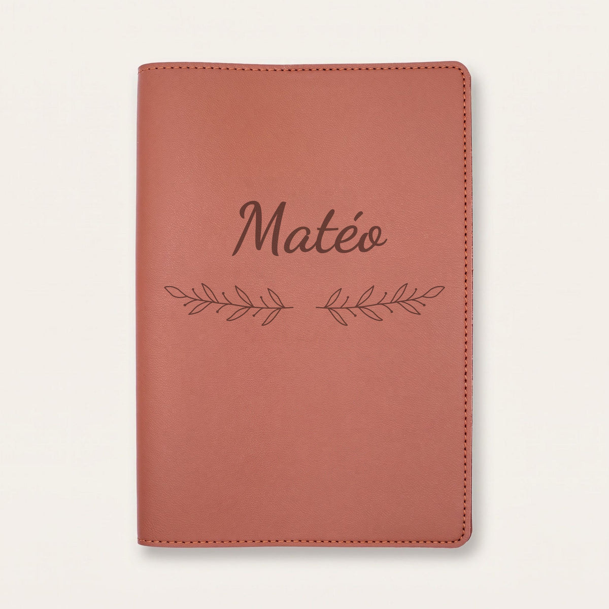 Protège carnet de santé personnalisé Matéo — Chocolat — prénom « Matéo » gravé, ornement Rameaux