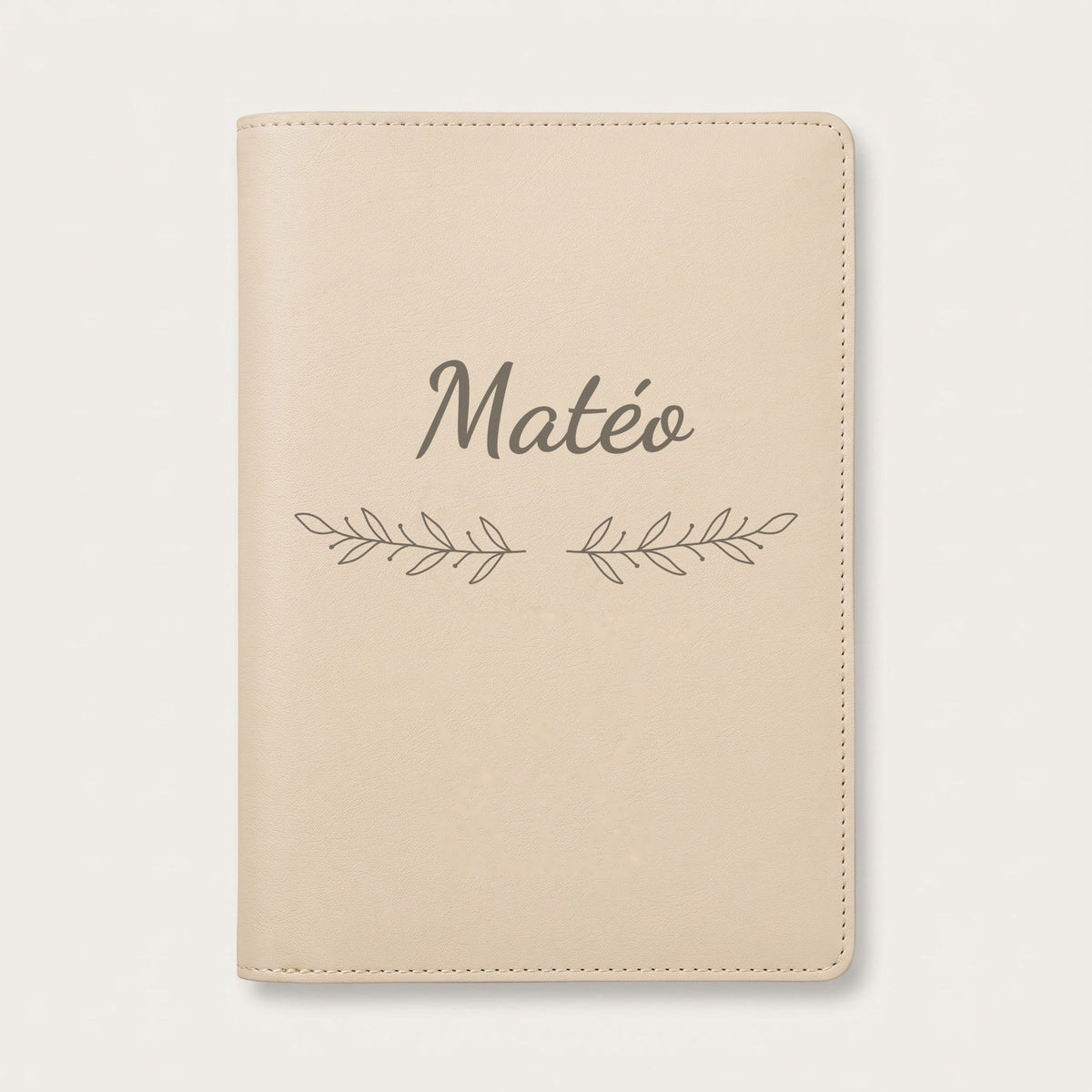 Protège carnet de santé personnalisé Matéo — Crème vanille — prénom « Matéo » gravé, ornement Rameaux