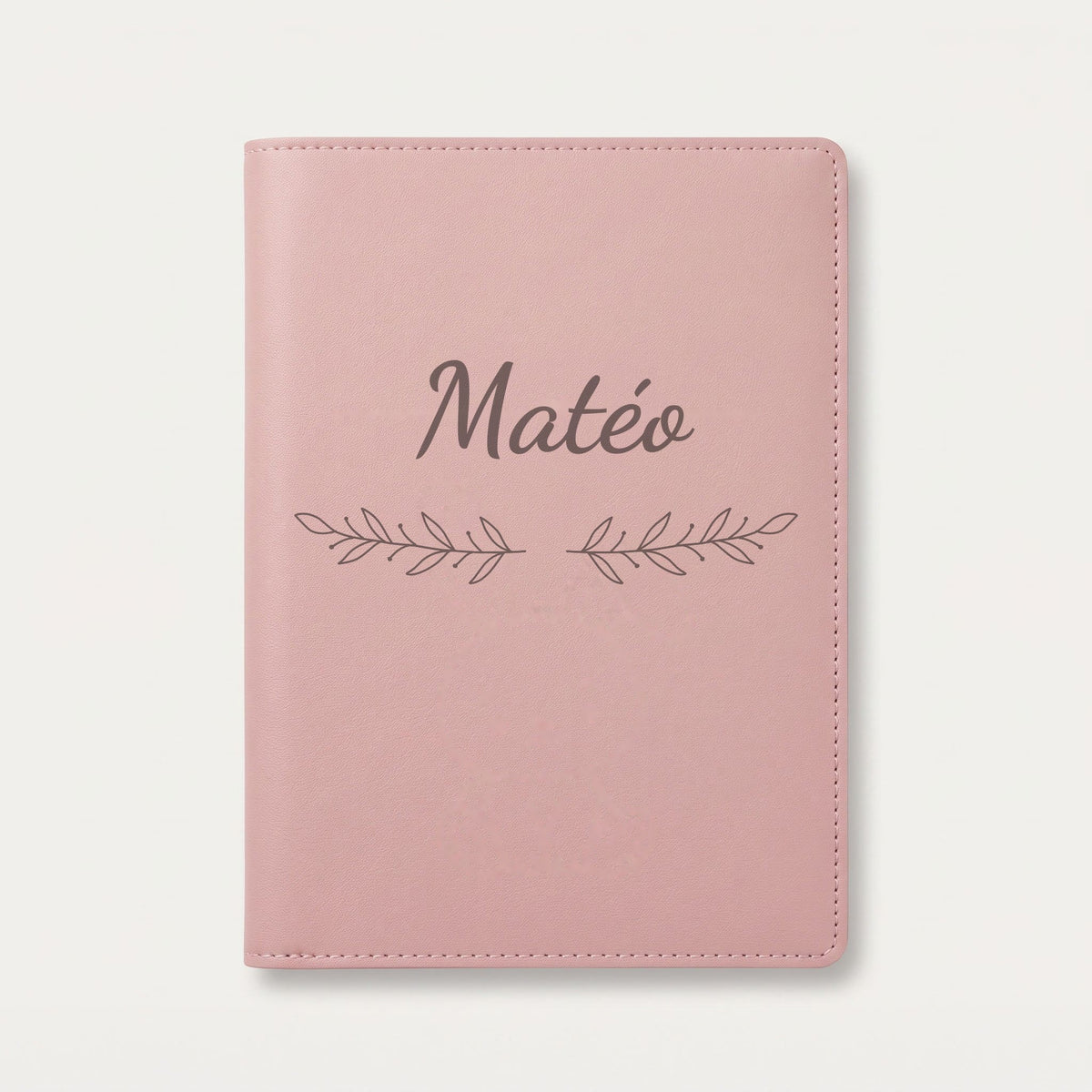 Protège carnet de santé personnalisé Matéo — Rose dragée — prénom « Matéo » gravé, ornement Rameaux