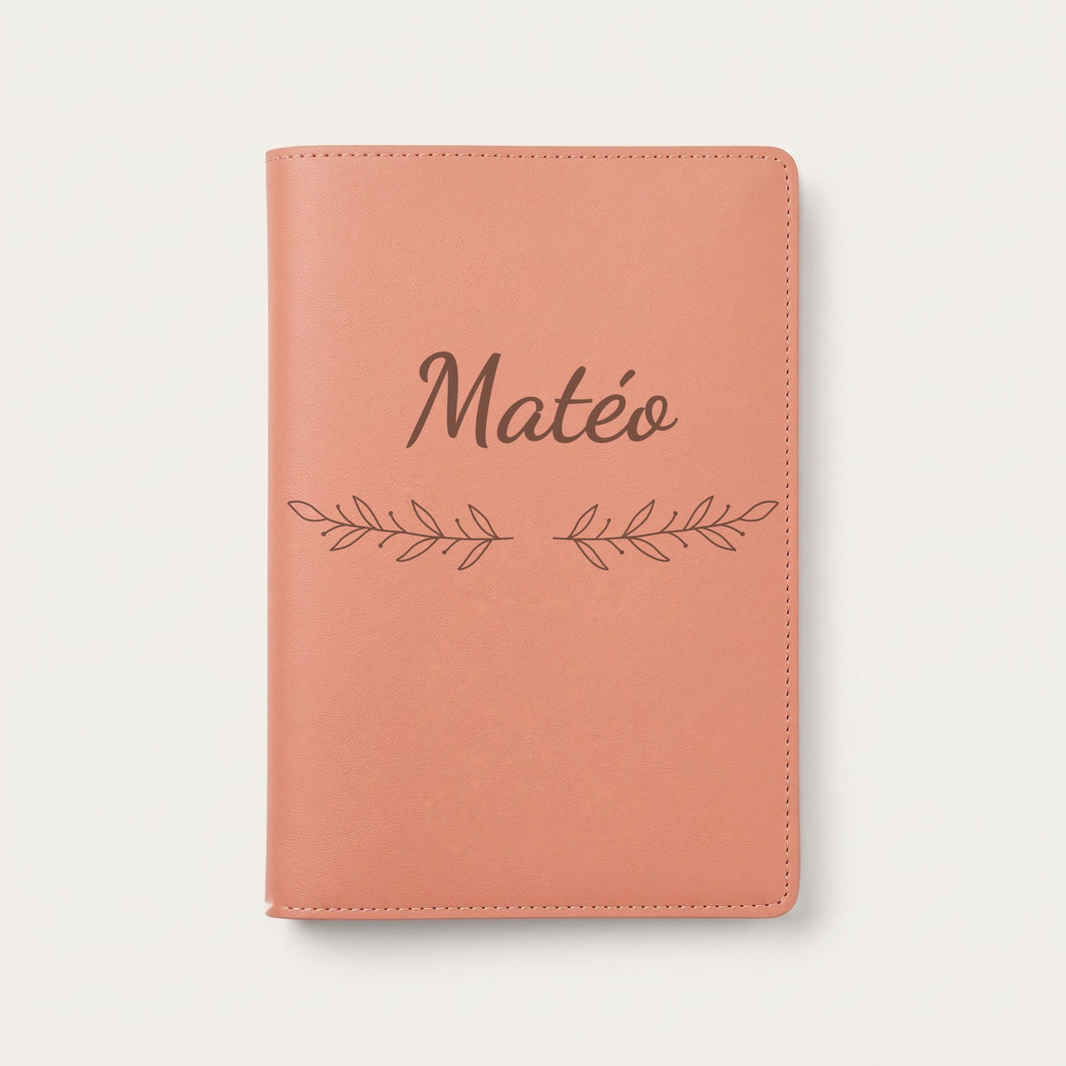 Protège carnet de santé personnalisé Matéo — Terracotta — prénom « Matéo » gravé, ornement Rameaux