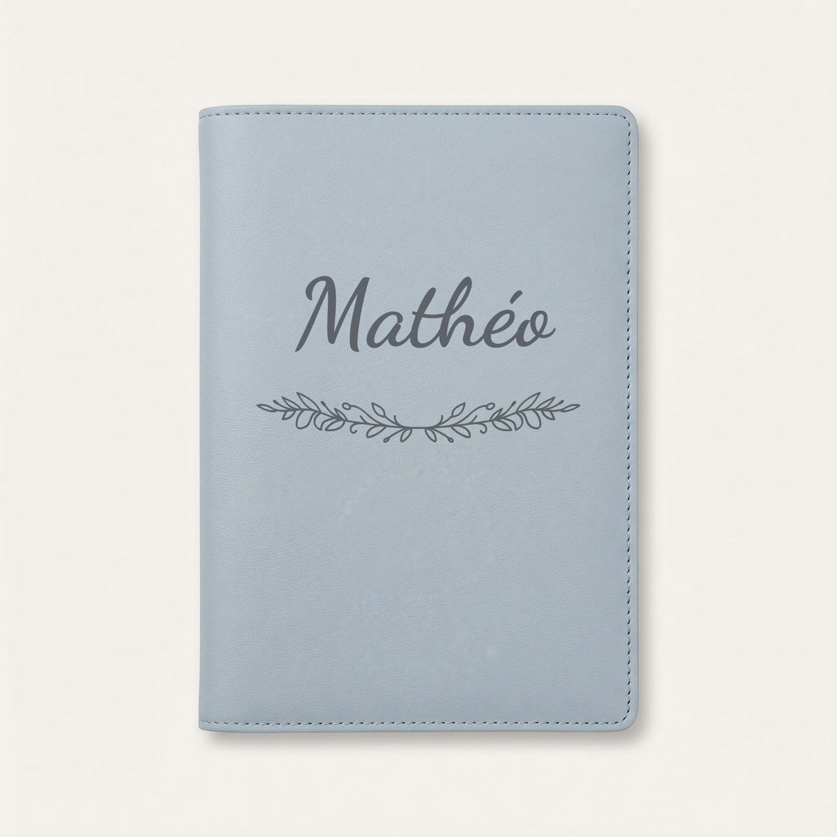 Protège carnet de santé personnalisé Mathéo — Bleu nuage — prénom « Mathéo » gravé, ornement Guirlande