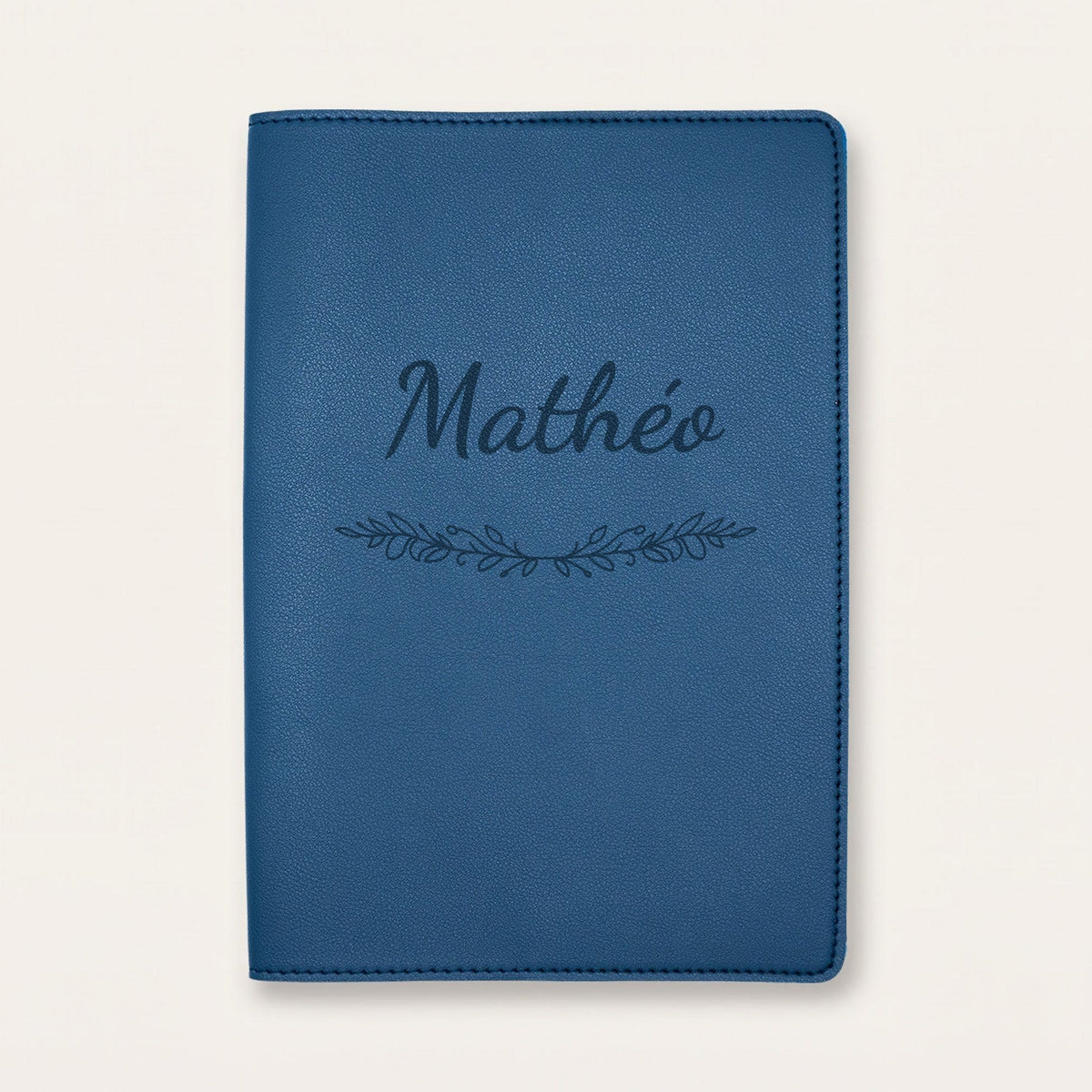 Protège carnet de santé personnalisé Mathéo — Bleu nuit — prénom « Mathéo » gravé, ornement Guirlande