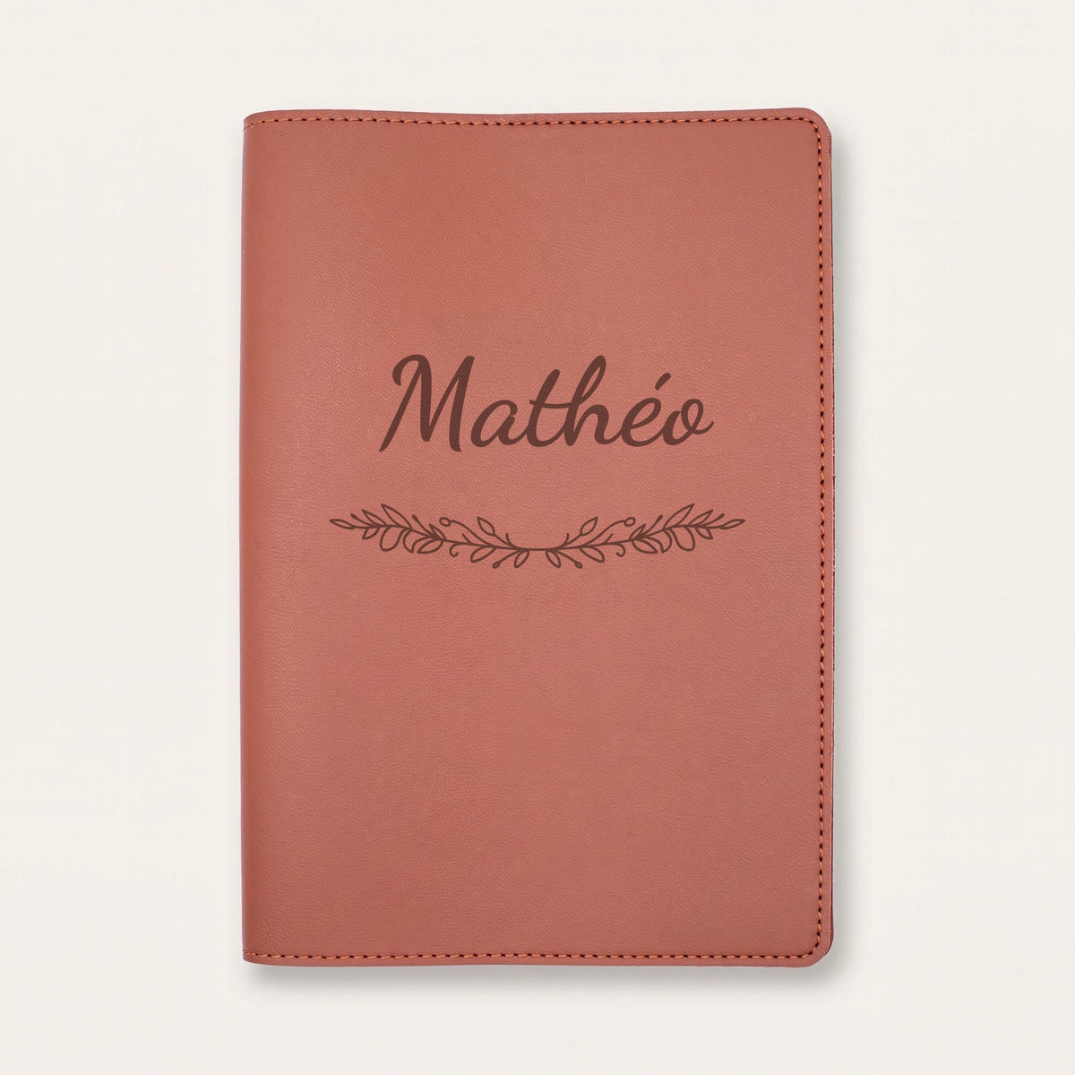 Protège carnet de santé personnalisé Mathéo — Chocolat — prénom « Mathéo » gravé, ornement Guirlande