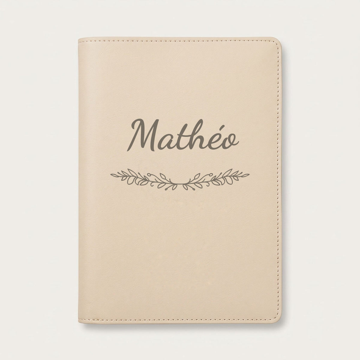 Protège carnet de santé personnalisé Mathéo — Crème vanille — prénom « Mathéo » gravé, ornement Guirlande