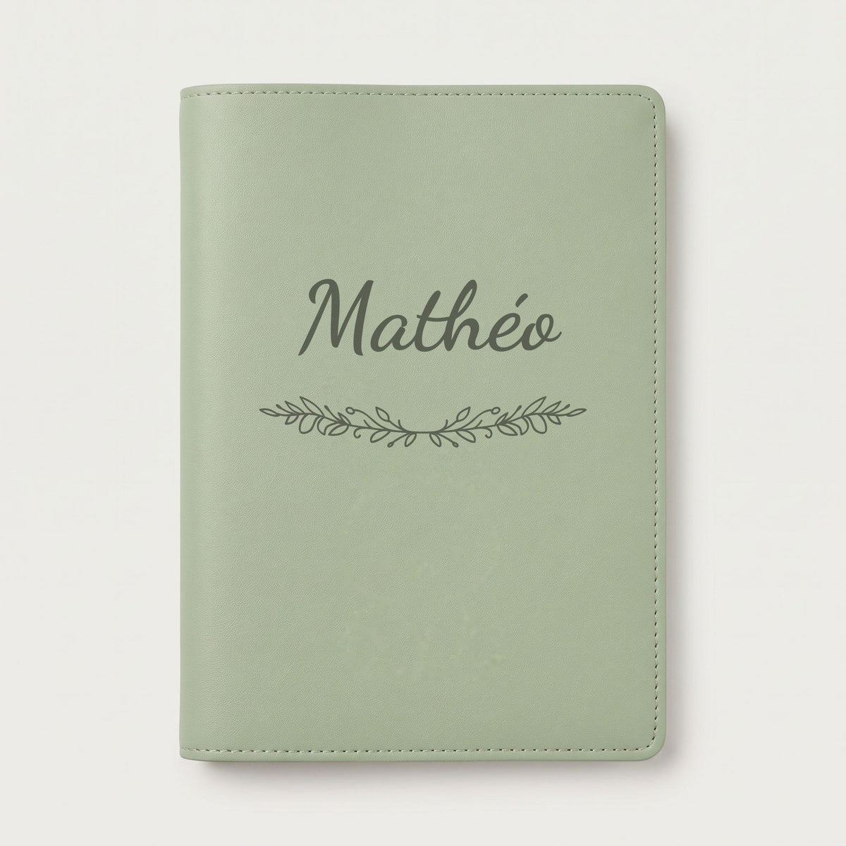 Protège carnet de santé personnalisé Mathéo — Vert sauge — prénom « Mathéo » gravé, ornement Guirlande