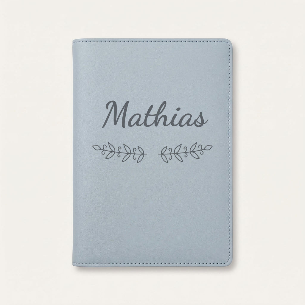 Protège carnet de santé personnalisé Mathias — Bleu nuage — prénom « Mathias » gravé, ornement Volutes