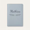Protège carnet de santé personnalisé Mathias — Bleu nuage — prénom « Mathias » gravé, ornement Volutes