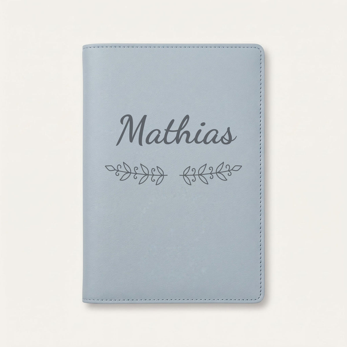 Protège carnet de santé personnalisé Mathias — Bleu nuage — prénom « Mathias » gravé, ornement Volutes