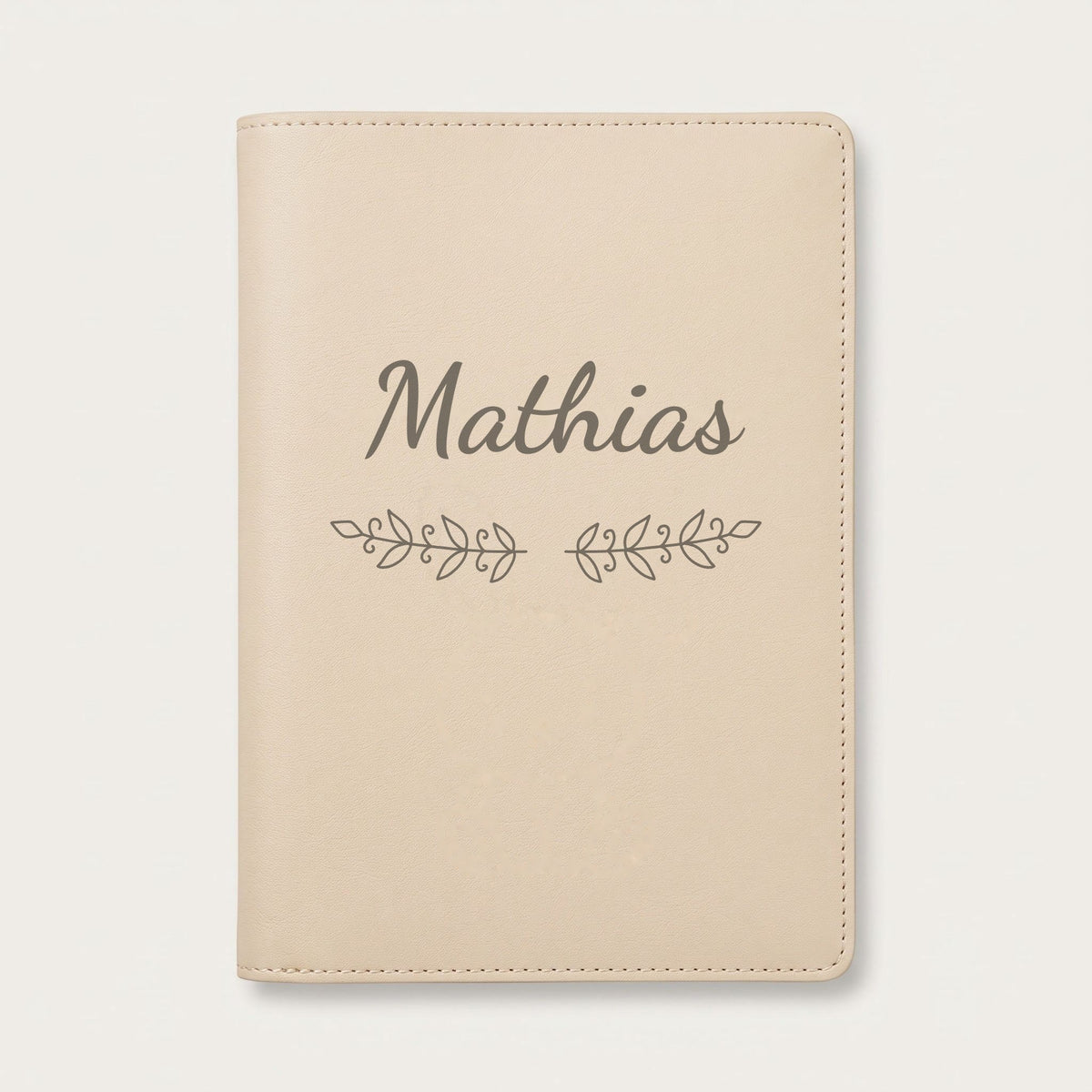 Protège carnet de santé personnalisé Mathias — Crème vanille — prénom « Mathias » gravé, ornement Volutes