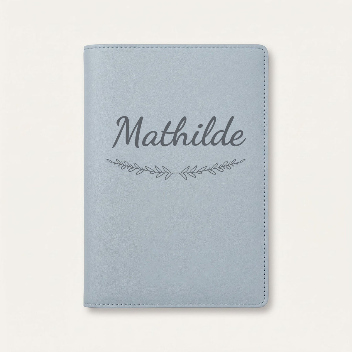 Protège carnet de santé personnalisé Mathilde — Bleu nuage — prénom « Mathilde » gravé, ornement Brindilles