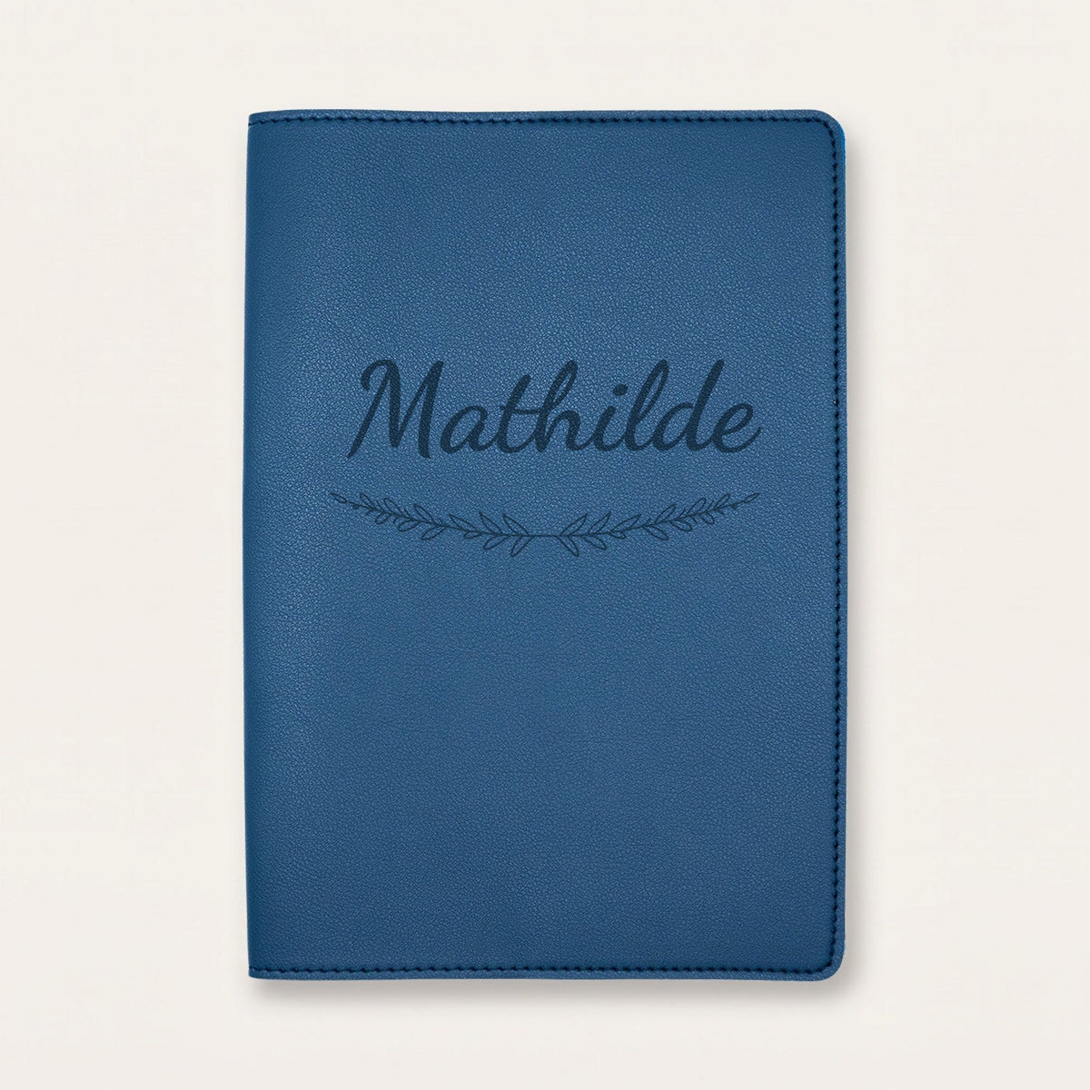 Protège carnet de santé personnalisé Mathilde — Bleu nuit — prénom « Mathilde » gravé, ornement Brindilles