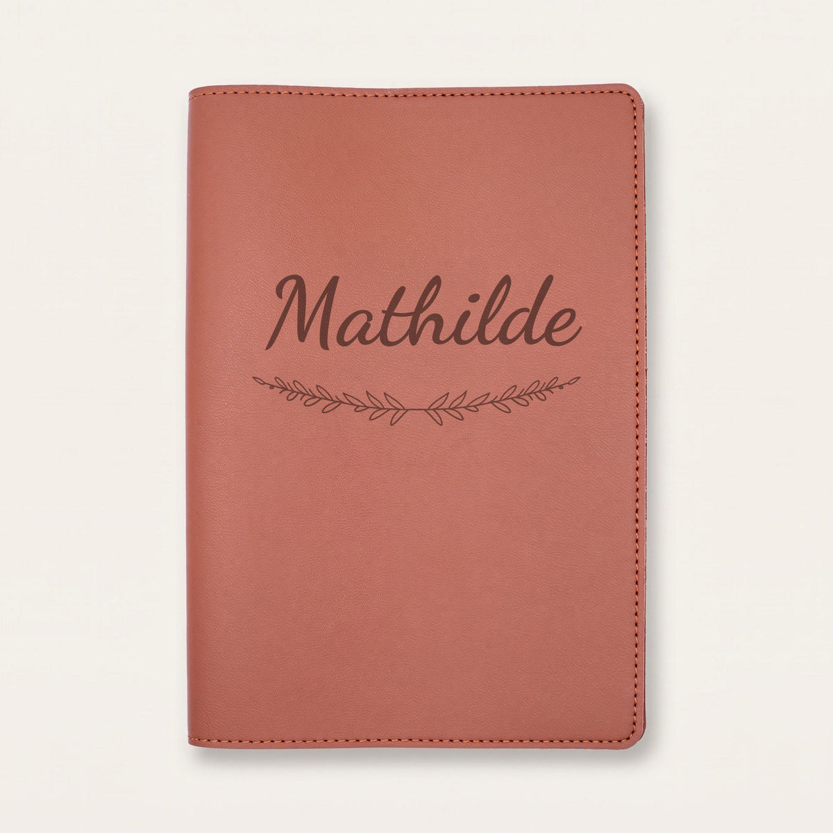 Protège carnet de santé personnalisé Mathilde — Chocolat — prénom « Mathilde » gravé, ornement Brindilles