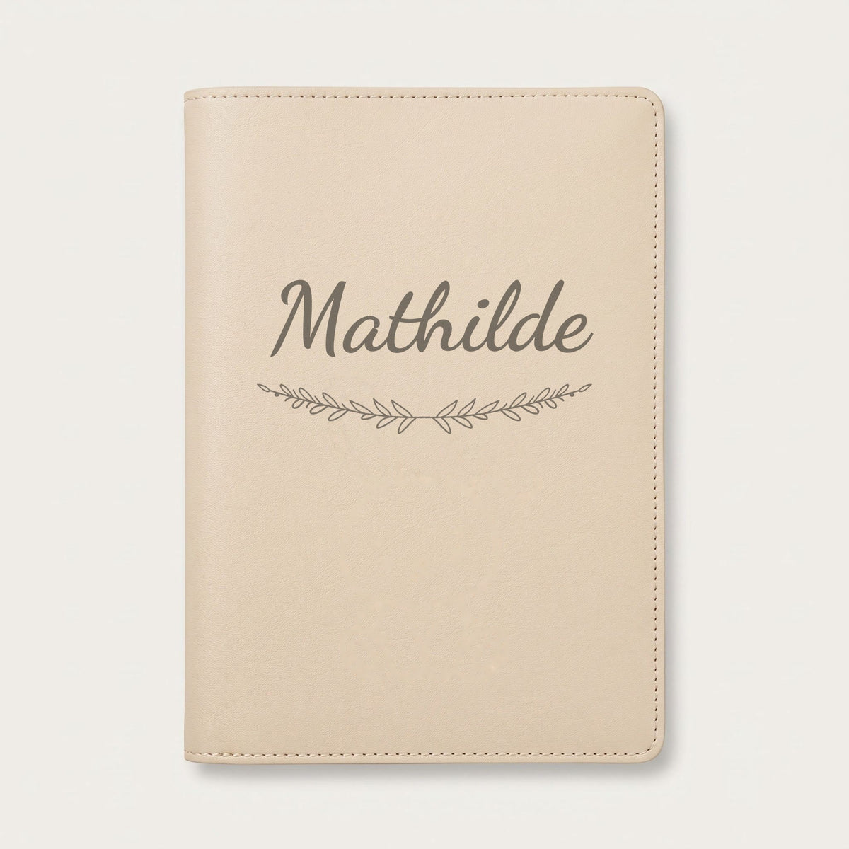 Protège carnet de santé personnalisé Mathilde — Crème vanille — prénom « Mathilde » gravé, ornement Brindilles