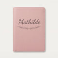 Protège carnet de santé personnalisé Mathilde — Rose dragée — prénom « Mathilde » gravé, ornement Brindilles