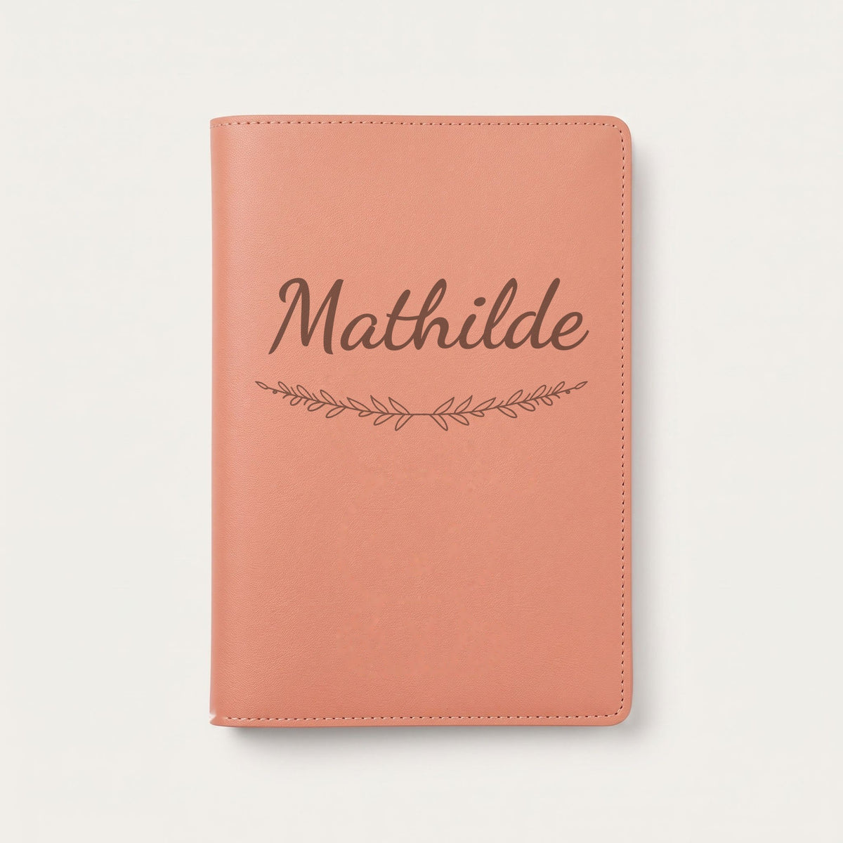 Protège carnet de santé personnalisé Mathilde — Terracotta — prénom « Mathilde » gravé, ornement Brindilles