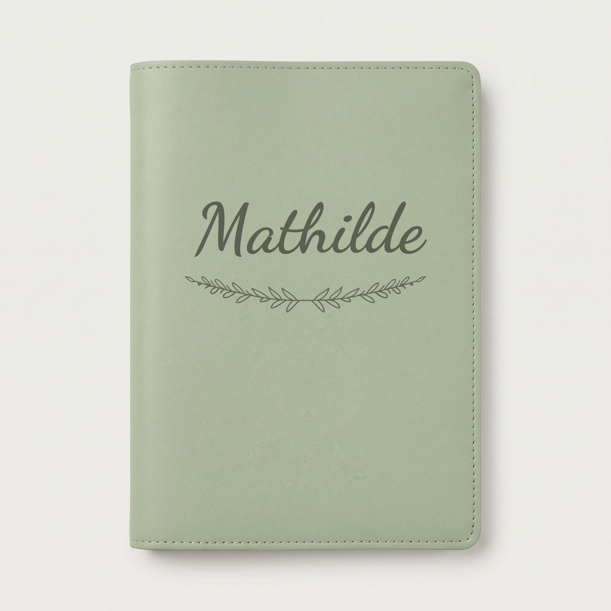 Protège carnet de santé personnalisé Mathilde — Vert sauge — prénom « Mathilde » gravé, ornement Brindilles