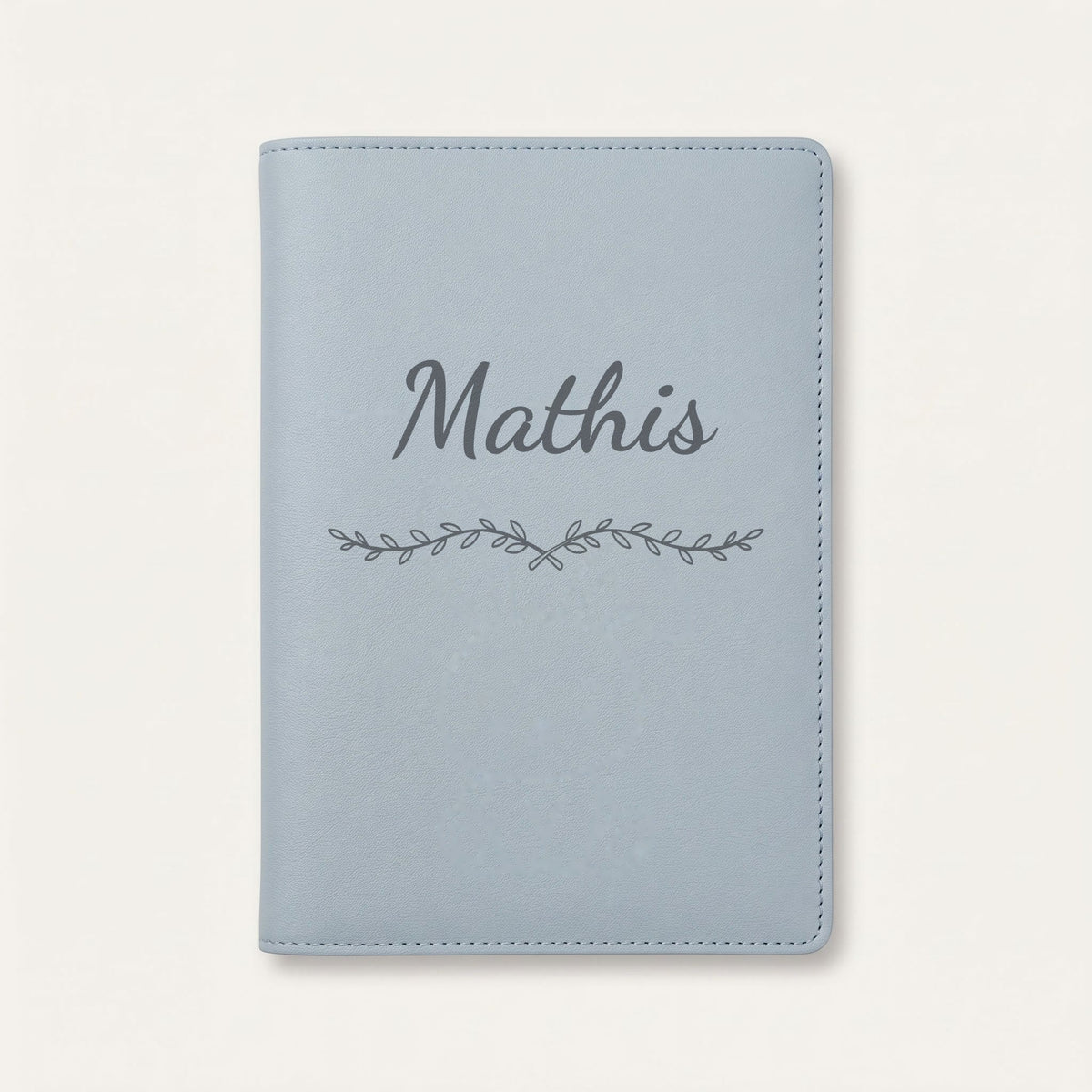 Protège carnet de santé personnalisé Mathis — Bleu nuage — prénom « Mathis » gravé, ornement Liane