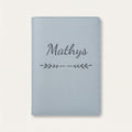Protège carnet de santé personnalisé Mathys — Bleu nuage — prénom « Mathys » gravé, ornement Flèche