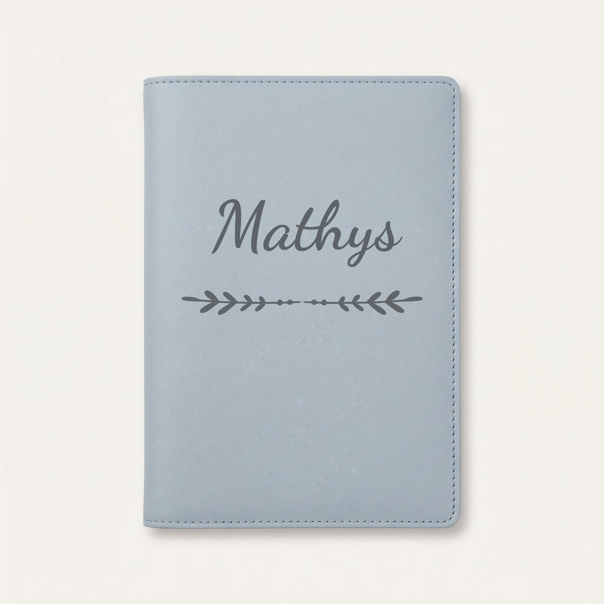 Protège carnet de santé personnalisé Mathys — Bleu nuage — prénom « Mathys » gravé, ornement Flèche