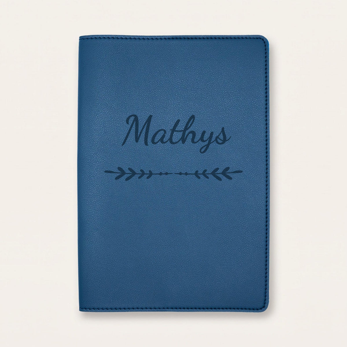 Protège carnet de santé personnalisé Mathys — Bleu nuit — prénom « Mathys » gravé, ornement Flèche