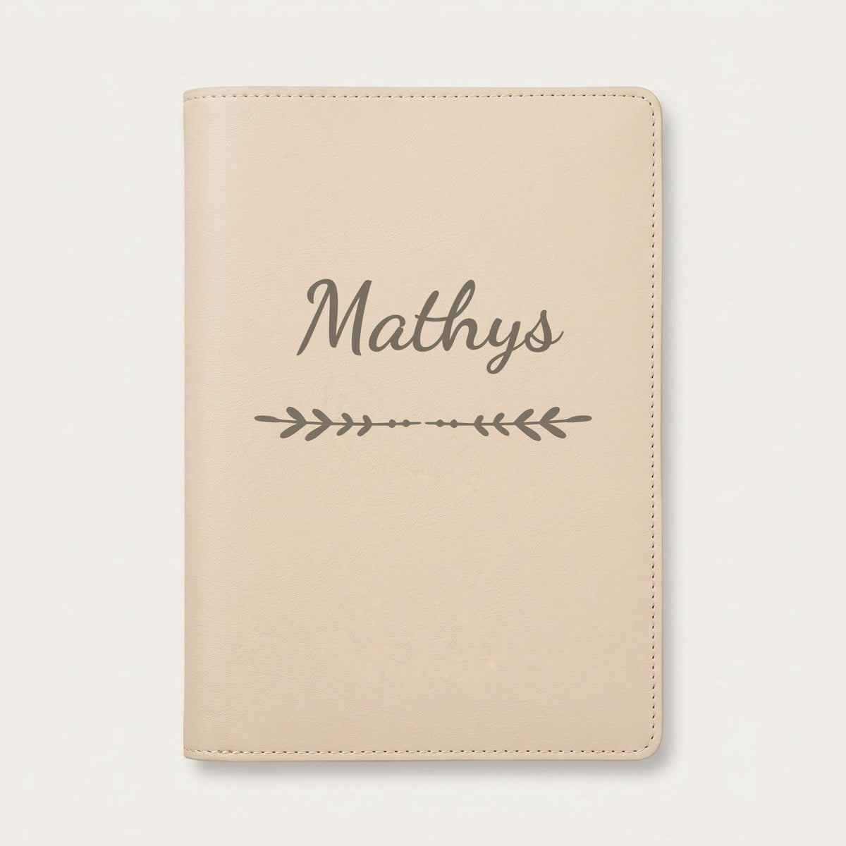 Protège carnet de santé personnalisé Mathys — Crème vanille — prénom « Mathys » gravé, ornement Flèche