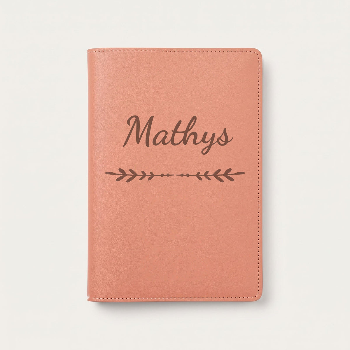 Protège carnet de santé personnalisé Mathys — Terracotta — prénom « Mathys » gravé, ornement Flèche