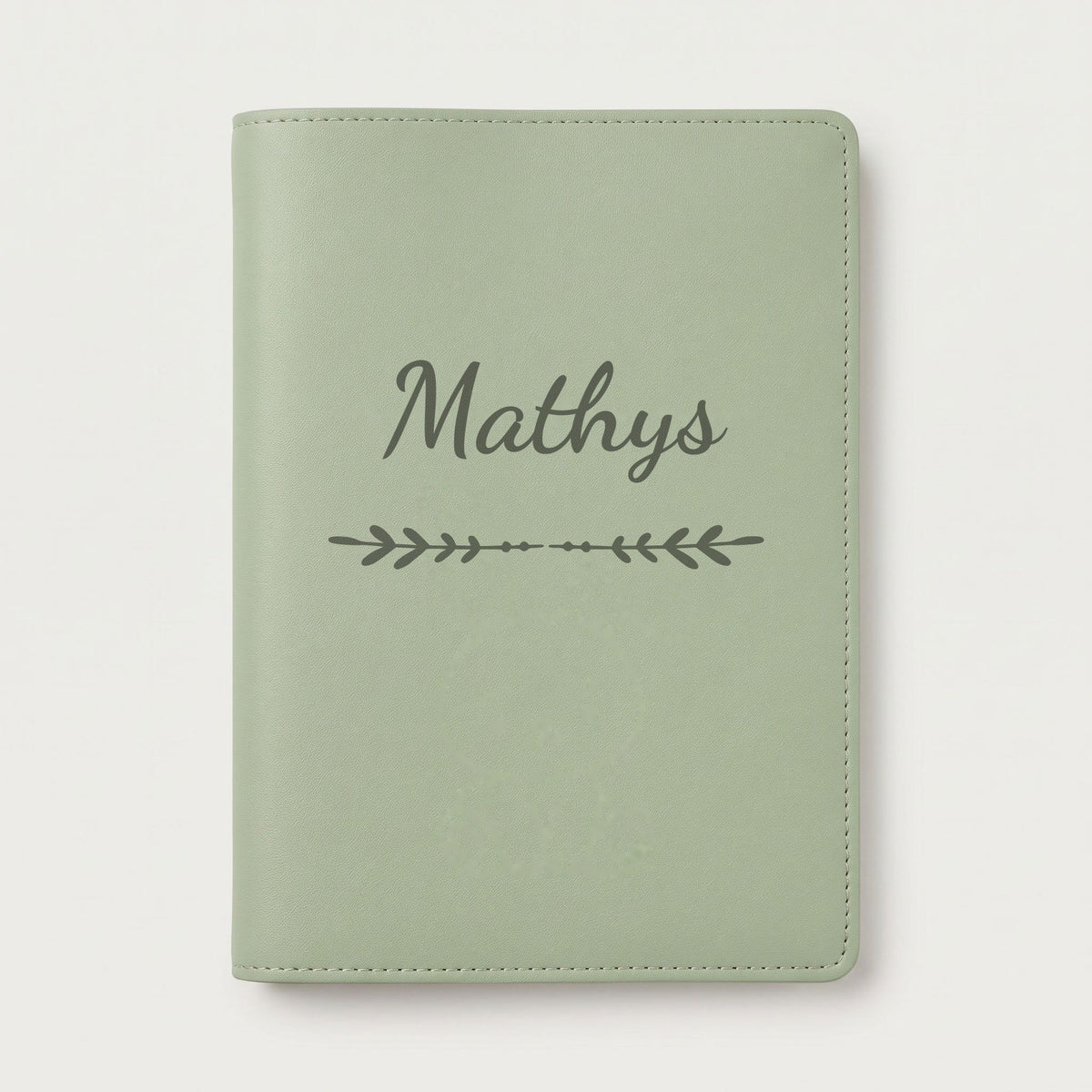 Protège carnet de santé personnalisé Mathys — Vert sauge — prénom « Mathys » gravé, ornement Flèche