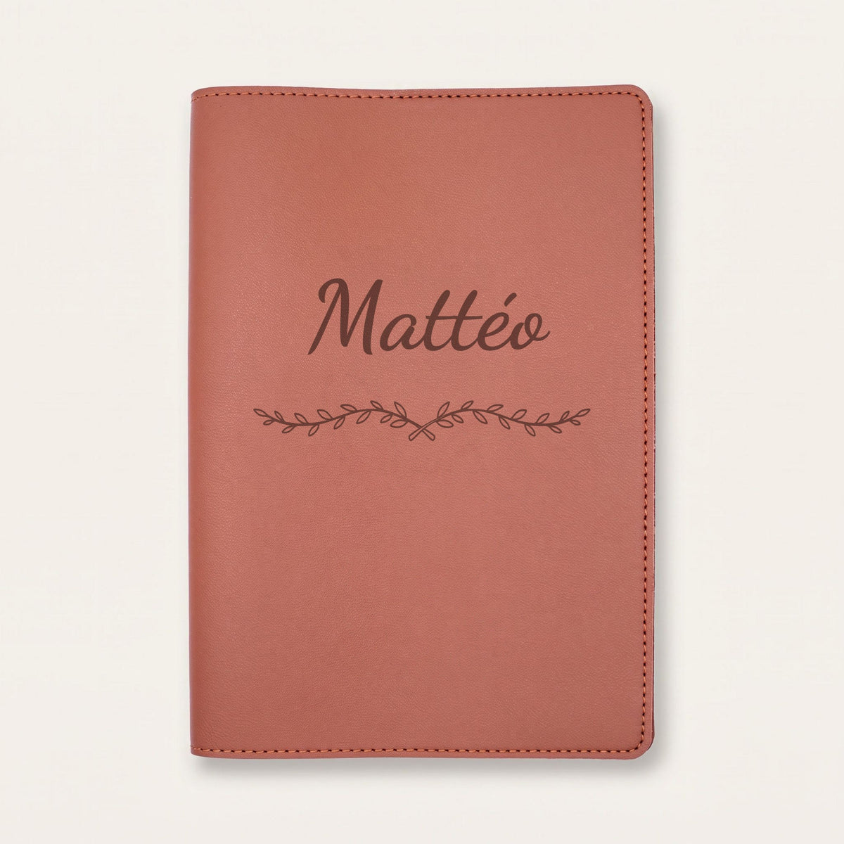 Protège carnet de santé personnalisé Mattéo — Chocolat — prénom « Mattéo » gravé, ornement Liane