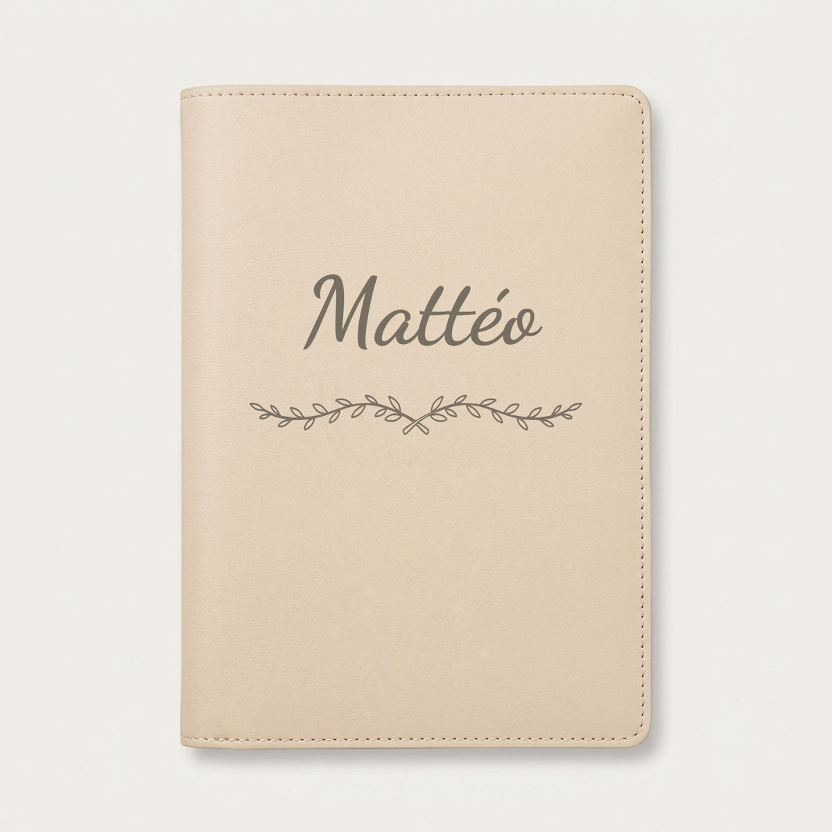 Protège carnet de santé personnalisé Mattéo — Crème vanille — prénom « Mattéo » gravé, ornement Liane