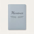 Protège carnet de santé personnalisé Maxence — Bleu nuage — prénom « Maxence » gravé, ornement Volutes