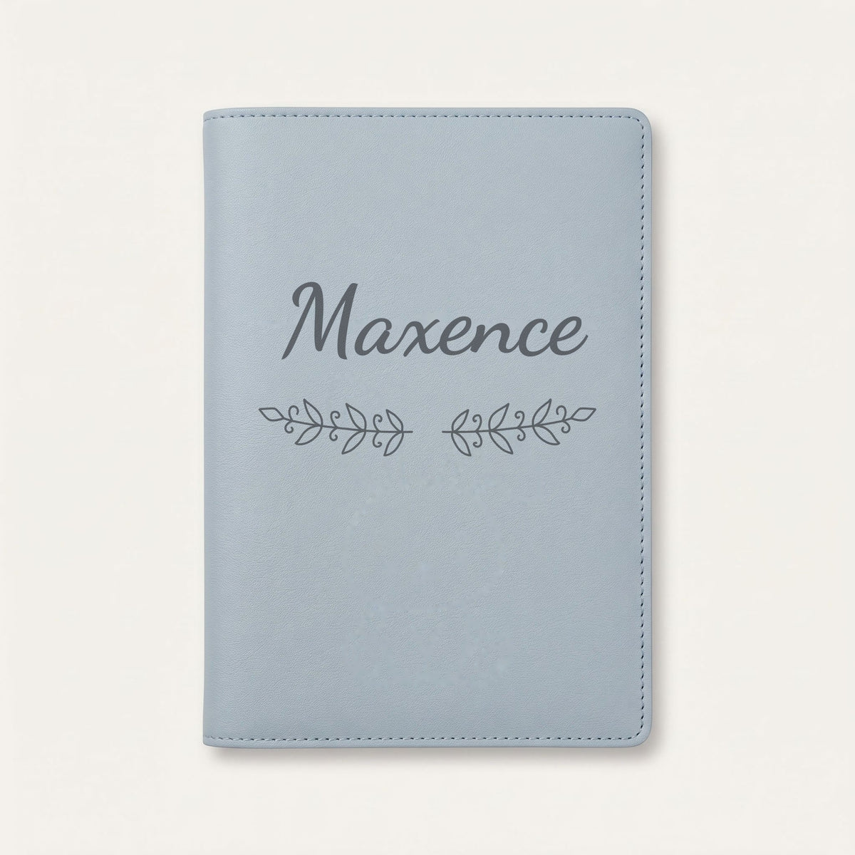 Protège carnet de santé personnalisé Maxence — Bleu nuage — prénom « Maxence » gravé, ornement Volutes