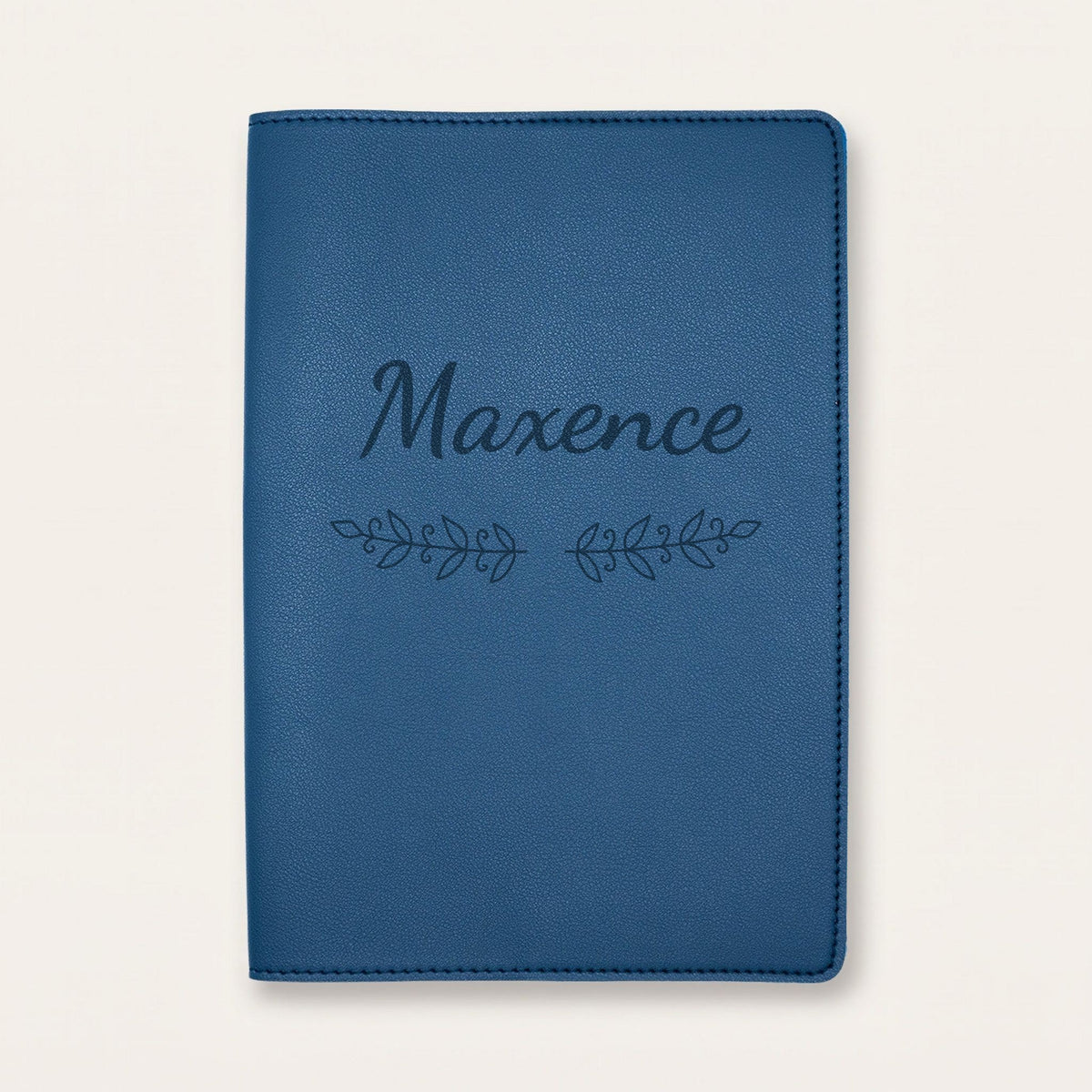 Protège carnet de santé personnalisé Maxence — Bleu nuit — prénom « Maxence » gravé, ornement Volutes