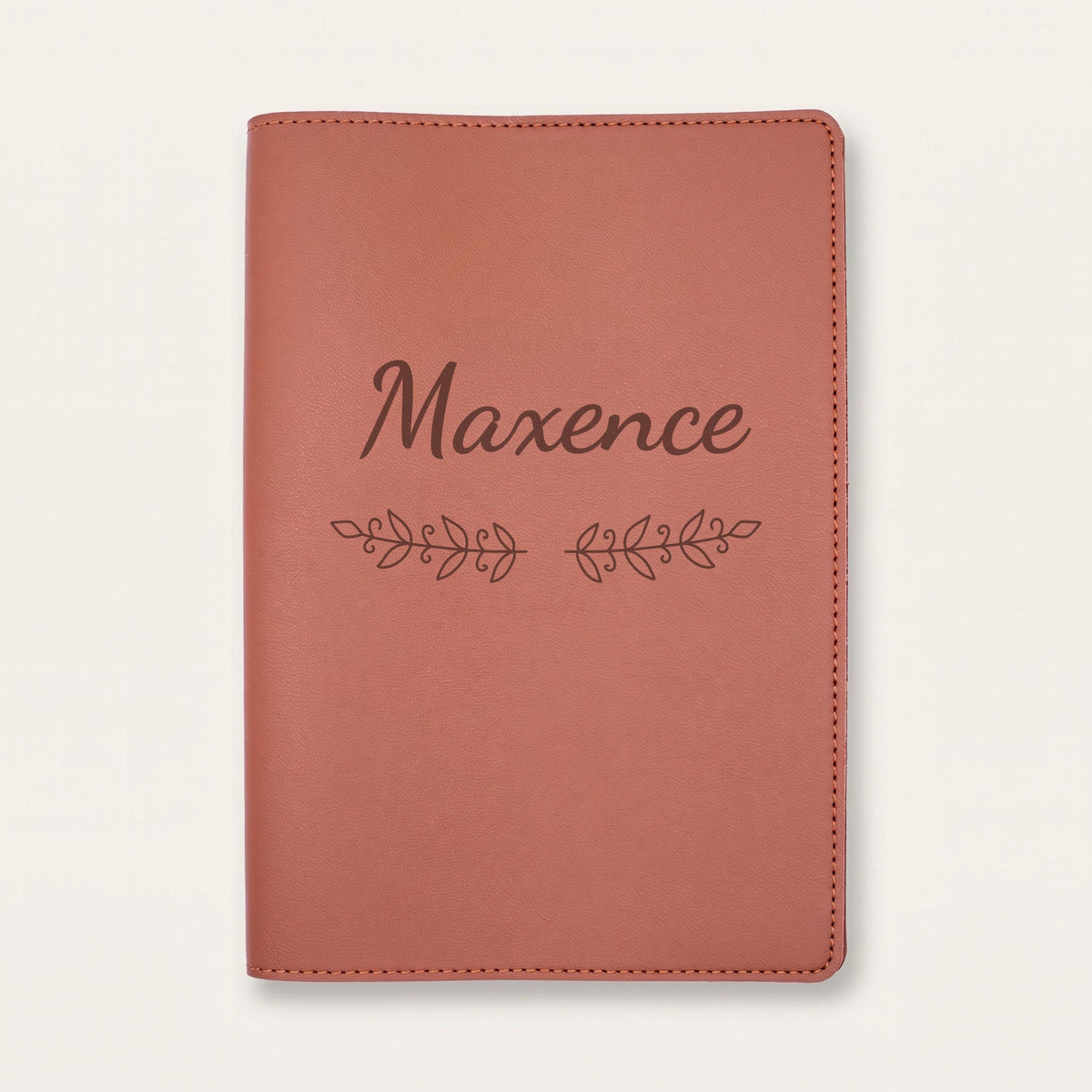 Protège carnet de santé personnalisé Maxence — Chocolat — prénom « Maxence » gravé, ornement Volutes