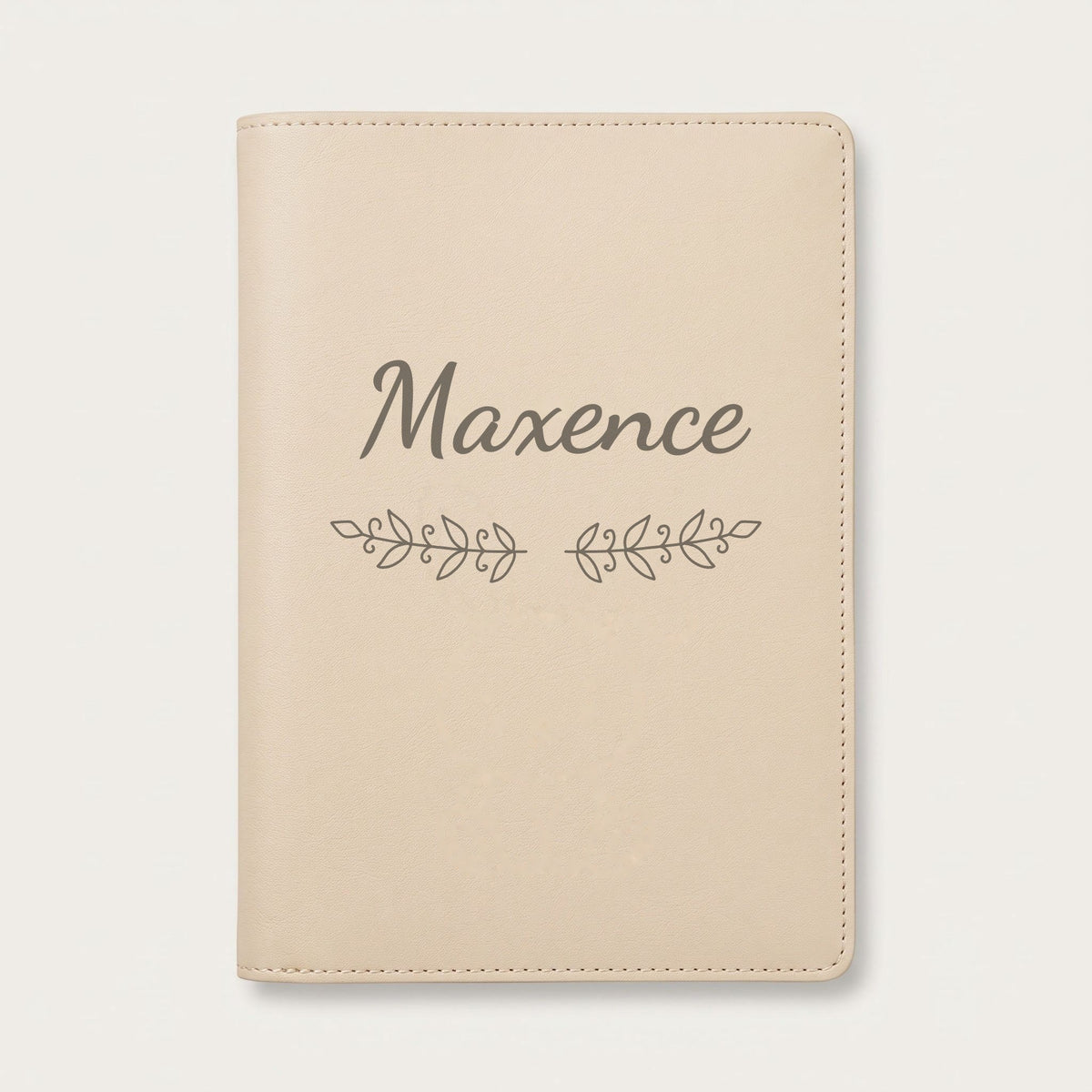 Protège carnet de santé personnalisé Maxence — Crème vanille — prénom « Maxence » gravé, ornement Volutes
