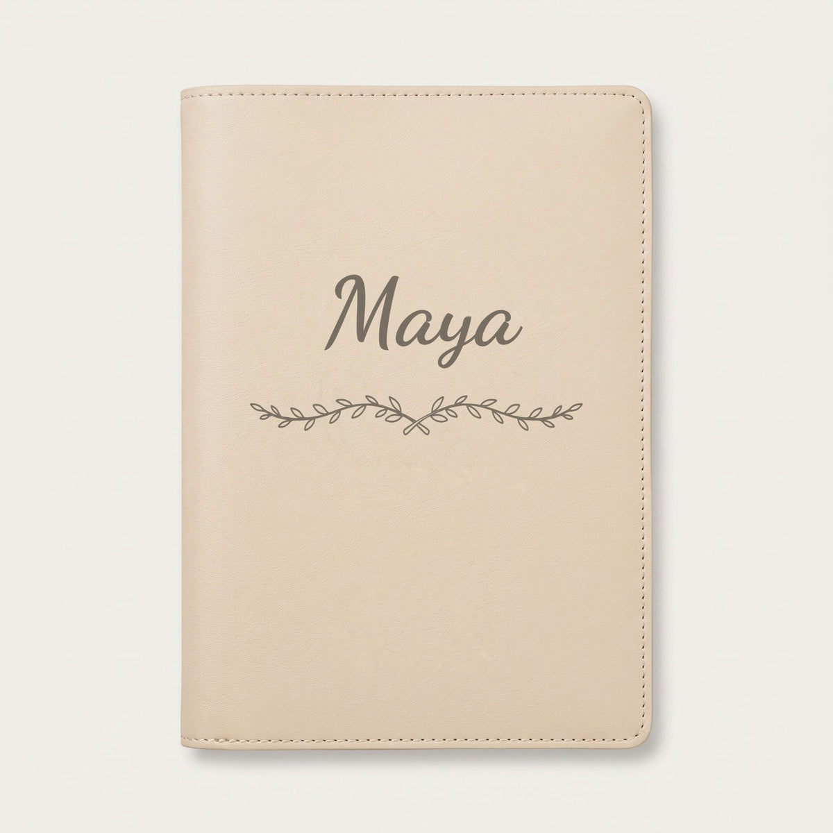 Protège carnet de santé personnalisé Maya — Crème vanille — prénom « Maya » gravé, ornement Liane