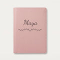 Protège carnet de santé personnalisé Maya — Rose dragée — prénom « Maya » gravé, ornement Liane