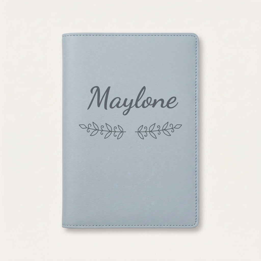 Protège carnet de santé personnalisé Maylone — Bleu nuage — prénom « Maylone » gravé, ornement Volutes