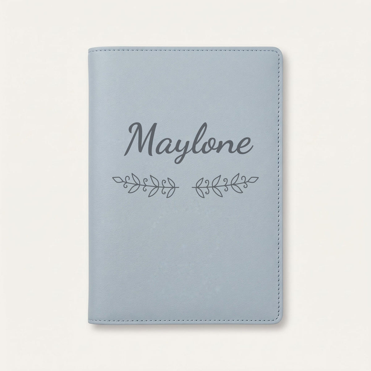 Protège carnet de santé personnalisé Maylone — Bleu nuage — prénom « Maylone » gravé, ornement Volutes