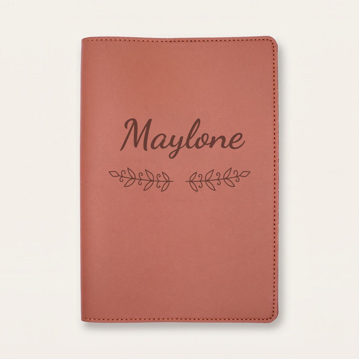 Protège carnet de santé personnalisé Maylone — Chocolat — prénom « Maylone » gravé, ornement Volutes