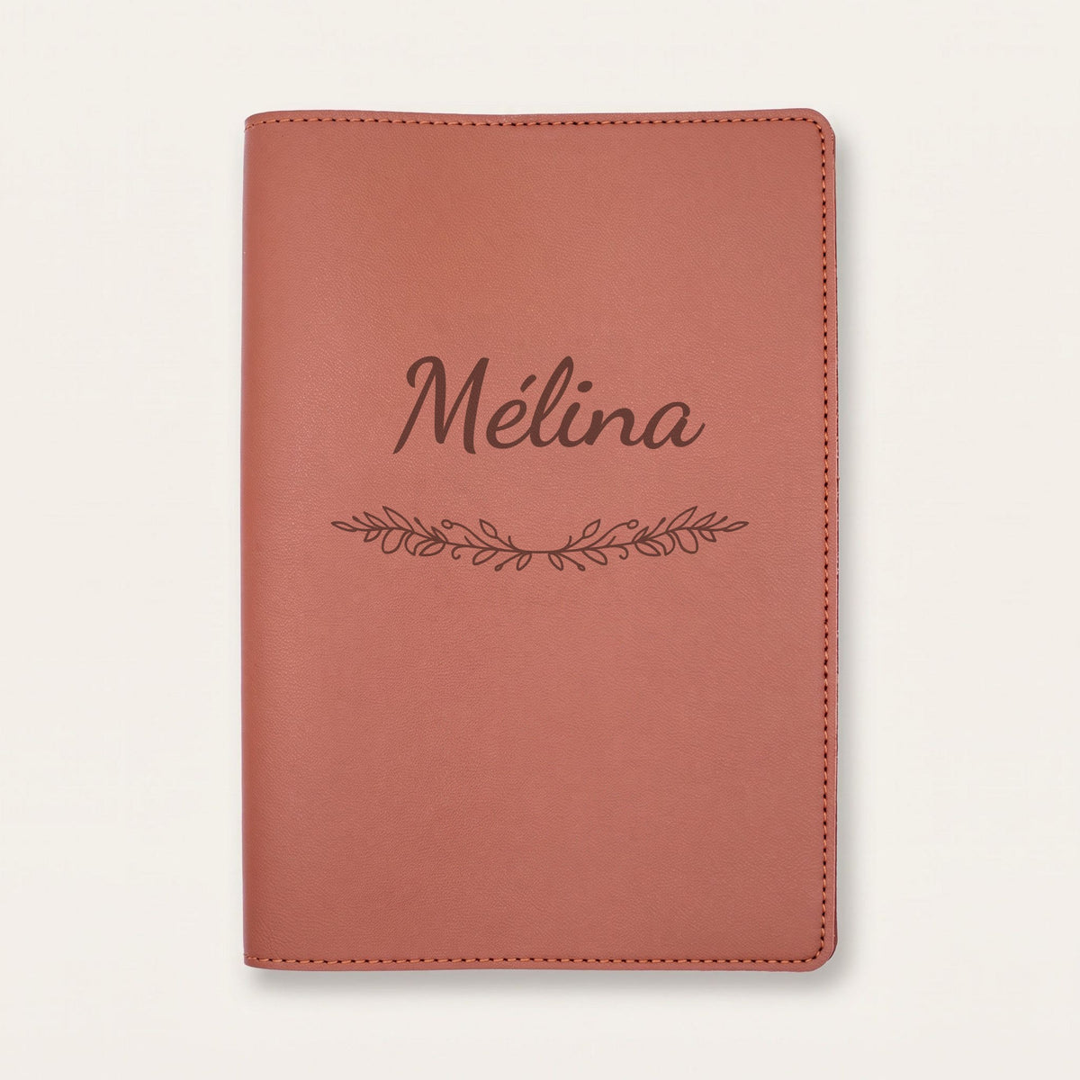 Protège carnet de santé personnalisé Mélina — Chocolat — prénom « Mélina » gravé, ornement Guirlande
