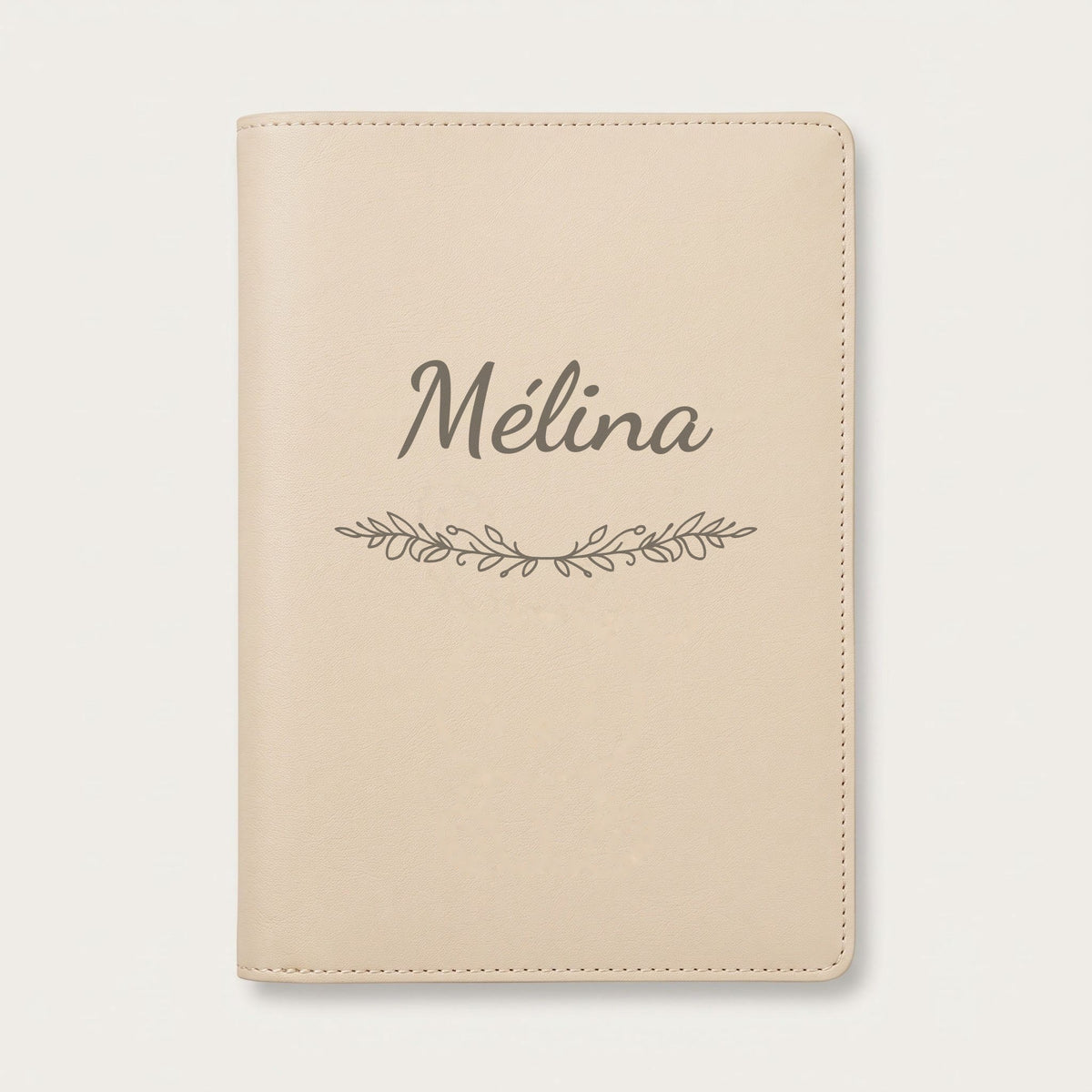 Protège carnet de santé personnalisé Mélina — Crème vanille — prénom « Mélina » gravé, ornement Guirlande