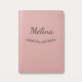 Protège carnet de santé personnalisé Mélina — Rose dragée — prénom « Mélina » gravé, ornement Guirlande